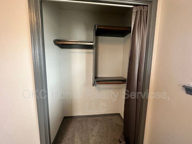 Building Photo - 1706 Surrey Pl