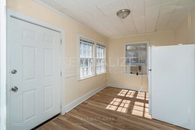 Building Photo - Charming & Low-Maintenance Home