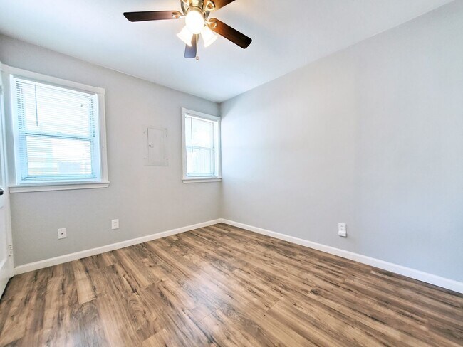 Building Photo - 3 Bed - 1 Bath Cape Cod for Rent in Euclid