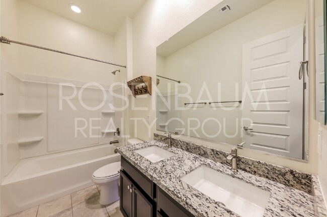 Building Photo - Stunning 4-bedrooms, 3-baths home in the h...