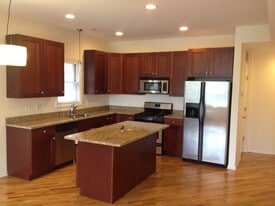 Building Photo - 1528 W Greenleaf Ave