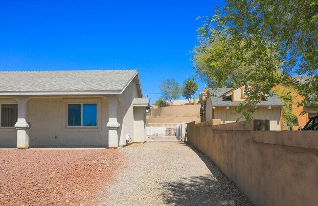 Building Photo - 3 Bedroom - 2 Bath Pool Home