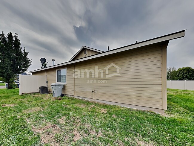 Building Photo - 1765 N Buffalo Bill Ave