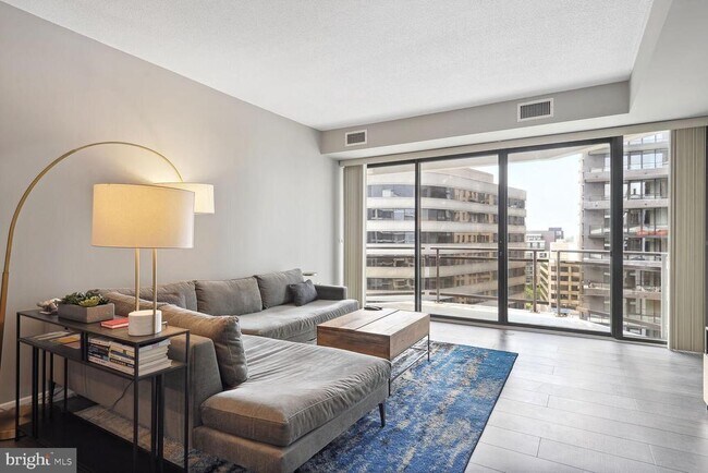 Building Photo - 1530 Key Blvd