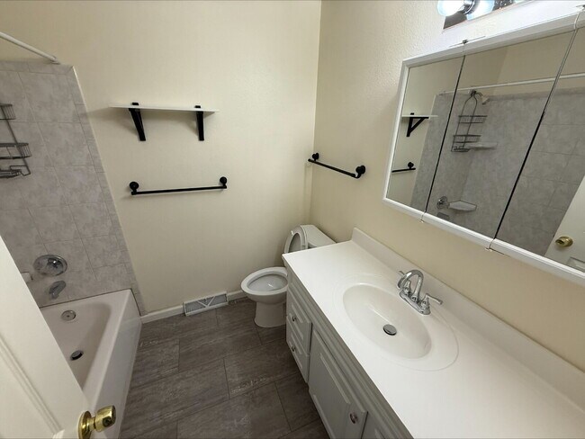 Building Photo - "Charming 2-Bed, 2.5-Bath Condo Retreat in Broomfield – Your Cozy 900 Sq Ft Haven Awaits!"