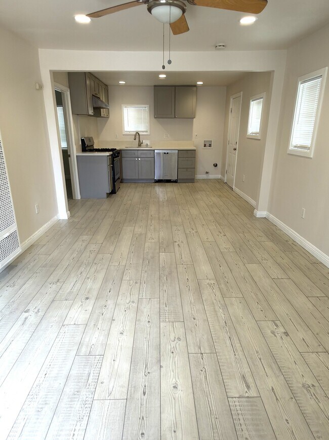 Building Photo - 1603 W 60th Pl