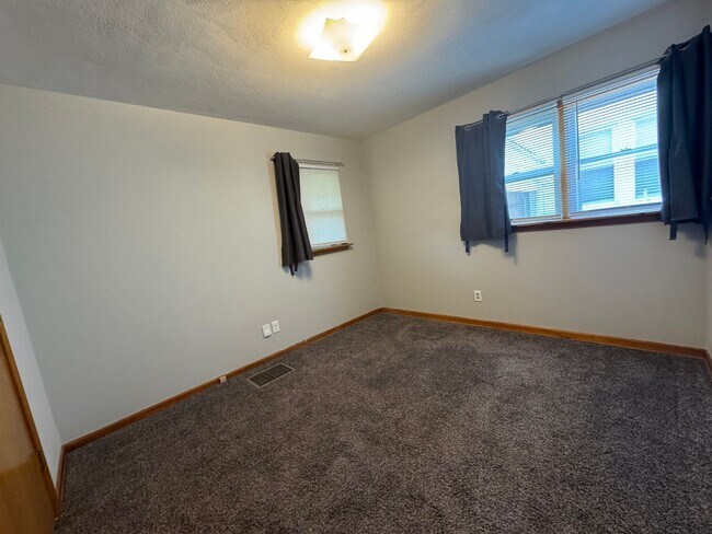 Building Photo - Cozy Comfort: 2 Bed, 1 Bath Home with Spac...