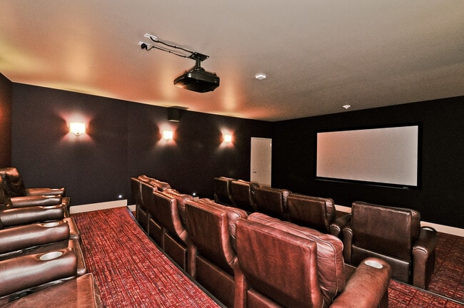 Building Photo - Great 2bd/2ba modern town home located in the center of South Lake Union W/S/G and ( 2) parking s...