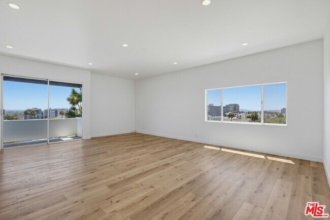 Building Photo - 435 N Oakhurst Dr