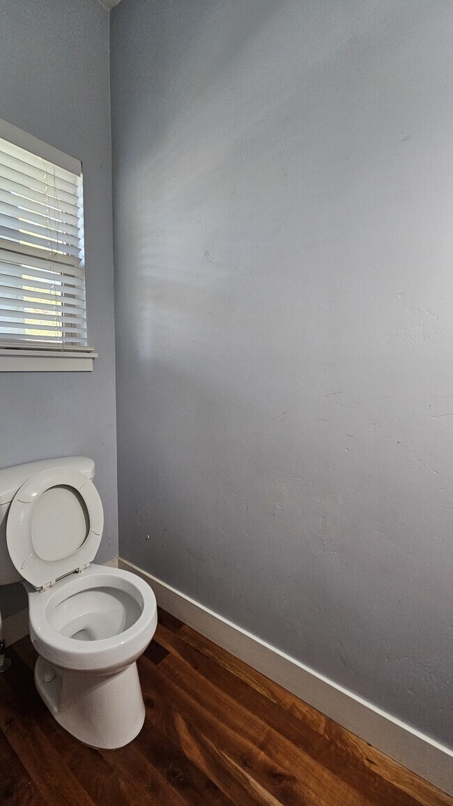 Building Photo - 2718 N Elm Dr