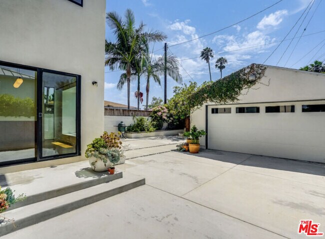 Building Photo - 3641 Greenwood Ave