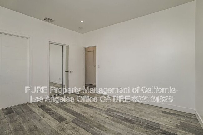 Building Photo - 1342 N Kenmore Ave