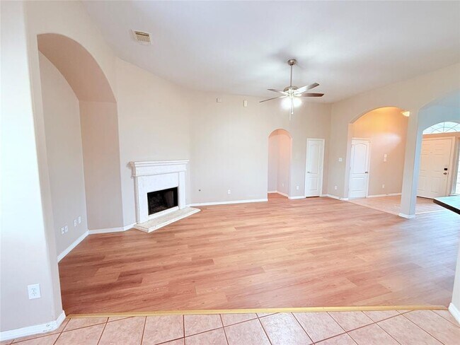 Building Photo - 2212 Highland Crossing Dr