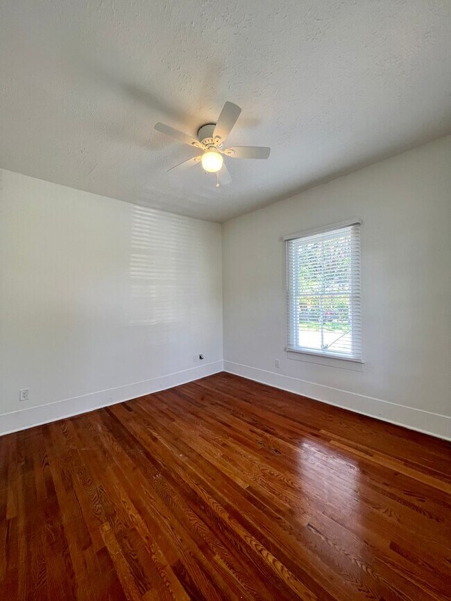 Building Photo - 3/2 ground floor unit in downtown historic...