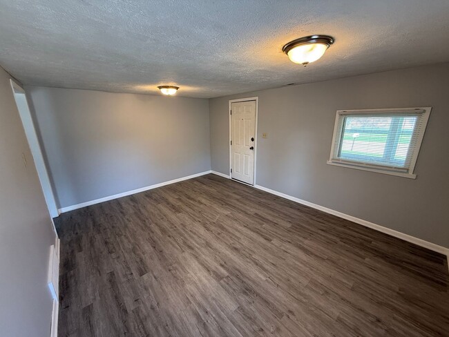 Building Photo - Updated 1-Bedroom with Private Fenced Yard...