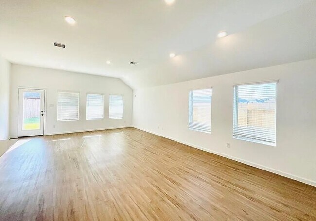 Building Photo - 4939 Sky Blf Dr
