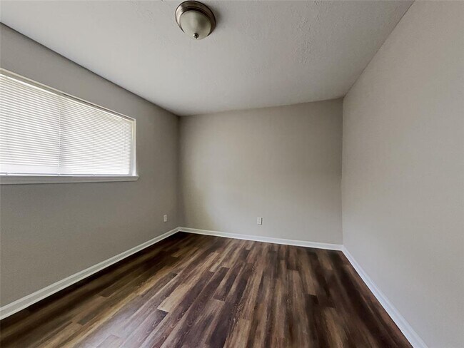 Building Photo - 2806 W Birchdale Dr