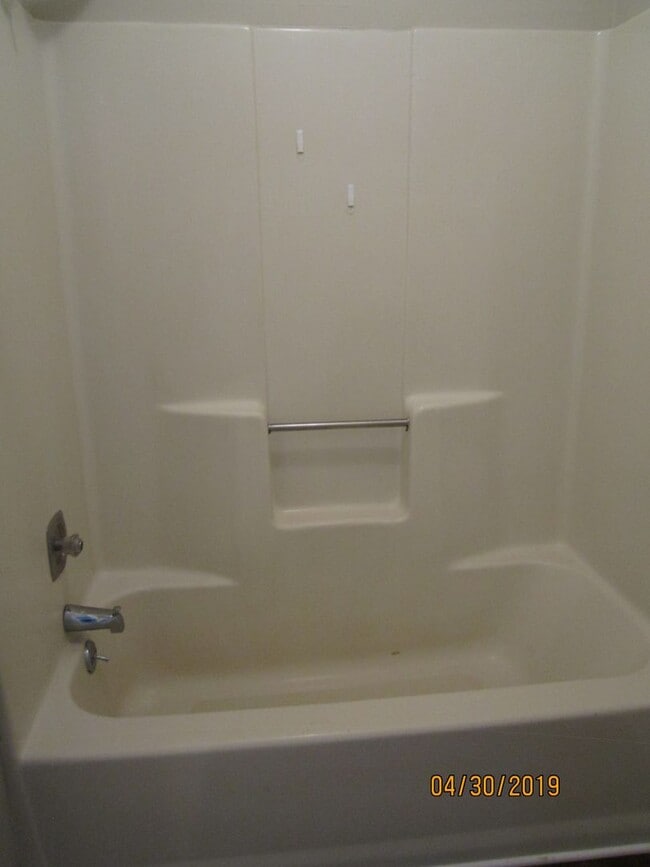 Building Photo - Sellers Court in Level Plains!  Freshly Pa...