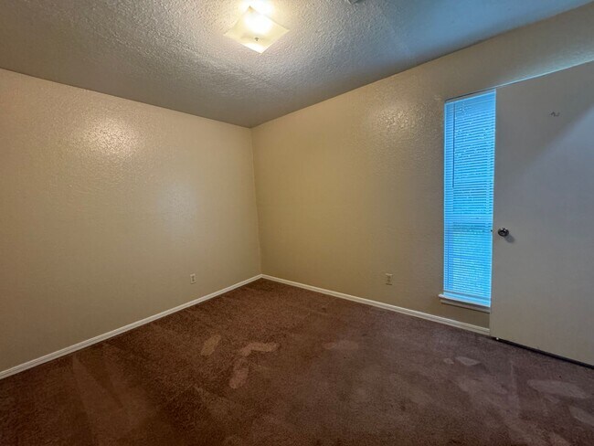 Building Photo - Gorgeous 3 Bedroom 2 bathroom duplex In Br...