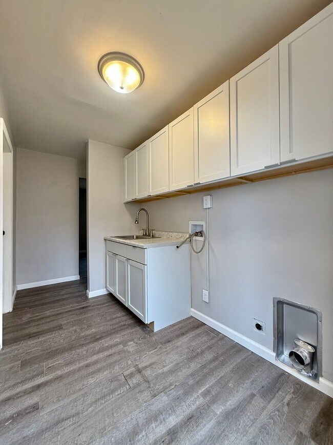 Building Photo - Pennoyer 1703/1705