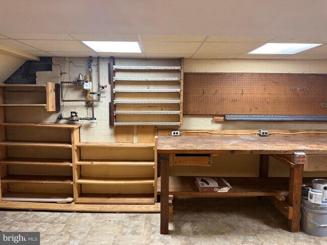 Building Photo - 240 Sweetbriar Cir