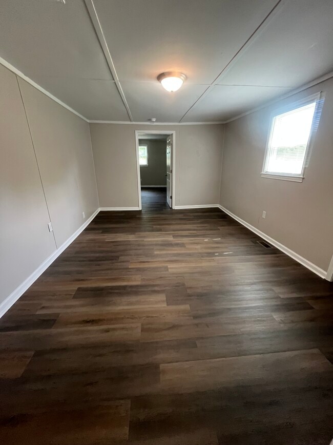 Building Photo - 239 Thorn Dr