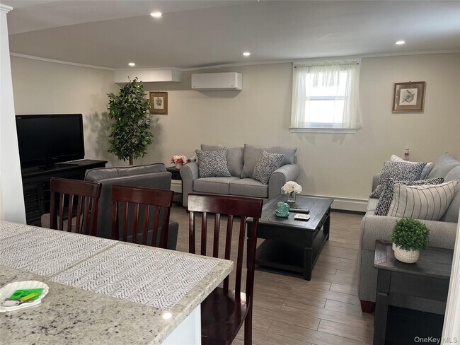 Building Photo - 321 W Walnut St