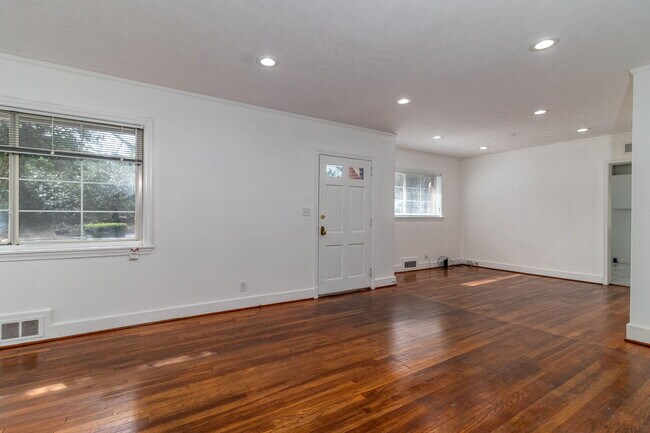 Building Photo - 2113 Cresswell Dr