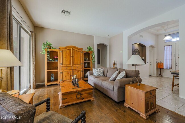 Building Photo - Gorgeous fully upgraded single level 4 bed home with private pool in North Peoria