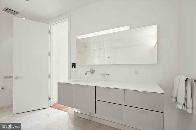 Building Photo - 100 Harborview Dr