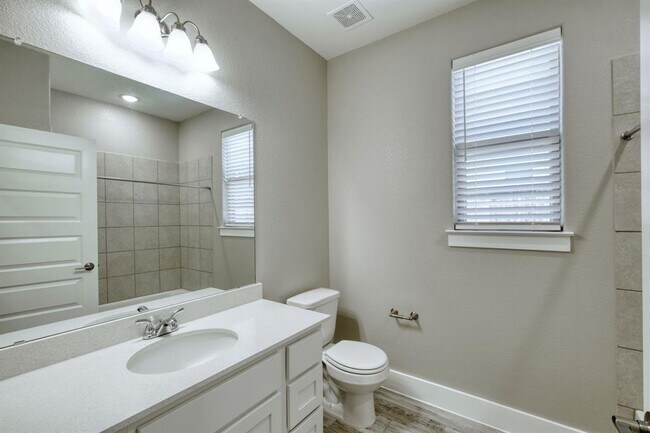 Building Photo - 438 Parkline Dr