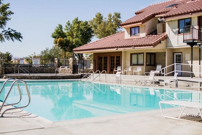 Building Photo - Beautiful 3-bed, 3-bath Home