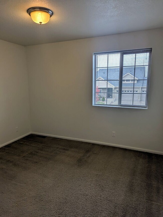 Building Photo - MASSIVE 4-BEDROOM, 3-BATHROOM HOME NEAR DI...