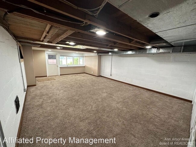 Building Photo - 3 br, 2 bath House - 3330 Lexington Rd