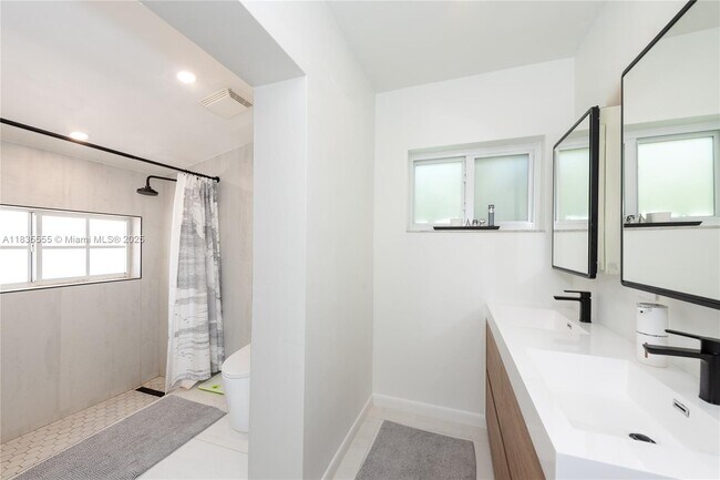 Building Photo - 6520 SW 76th St