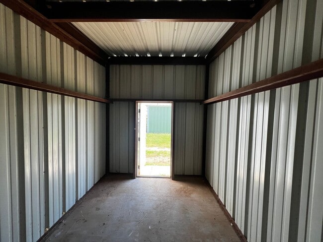 Building Photo - Inviting 3 bedroom 2 bath House with fenced yard