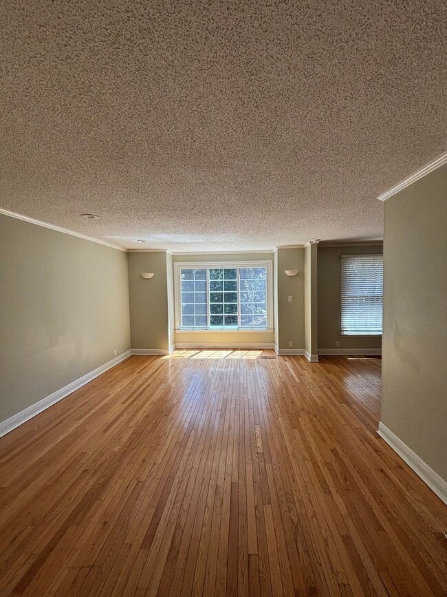 Building Photo - Rent Special! Half Month FREE!