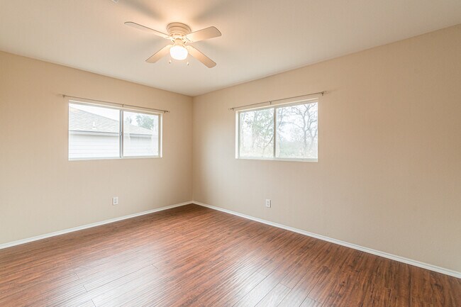 Building Photo - 137 Weeping Way