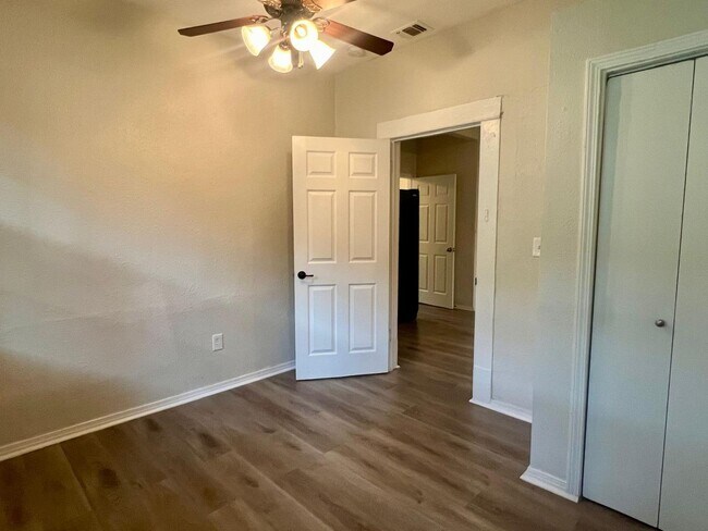 Building Photo - 106 Regina St