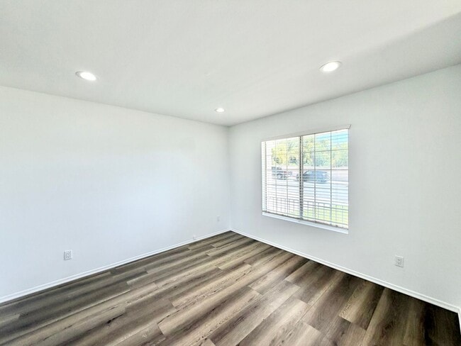 Building Photo - Stunning 4 Bedroom Home in California Tradewinds