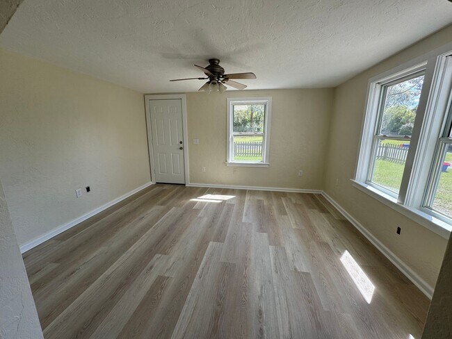 Building Photo - Remodeled 3/2 in the Heart of Gainesville!