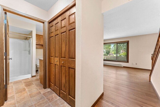 Building Photo - Perfect Townhome with Garage. PETS WELCOME