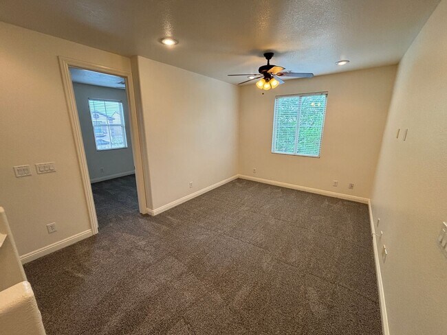 Building Photo - 10735 Knickerbocker Ave