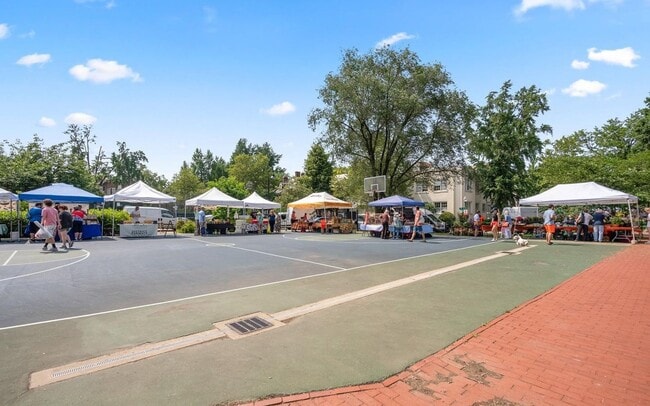 Building Photo - Centrally Located Junior One Bedroom in Georgetown/Dupont border. UTILITIES INCLUDED