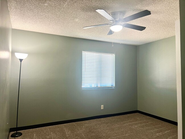 Building Photo - 1310 E Buckhorn Dr