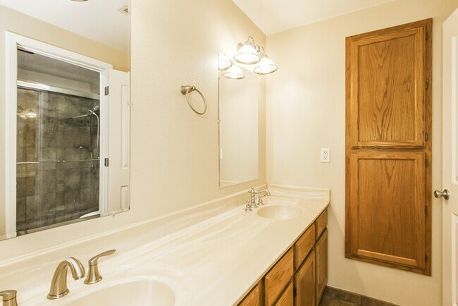 Building Photo - 2033 N Sunset Dr