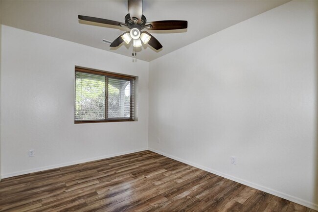 Building Photo - 3 bedroom 2 bathroom ranch style home in C...