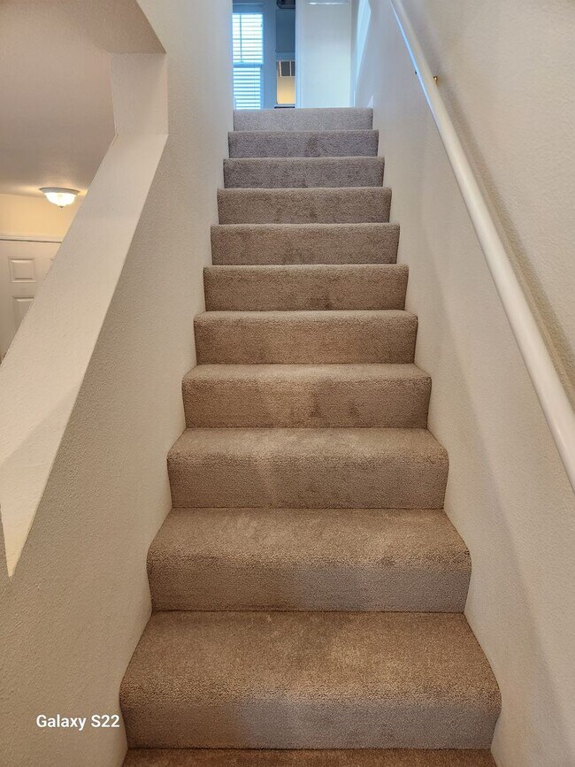 Building Photo - Immaculate Two story,  1 Bedroom, 1 Bathroom, Condo, lots of light,  Close to everything!