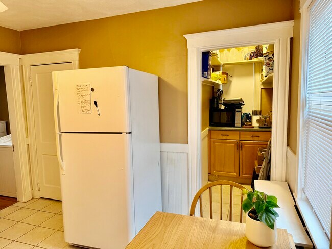 Building Photo - 37 Hilton St