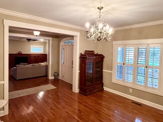 Building Photo - 236 N Ainsdale Dr